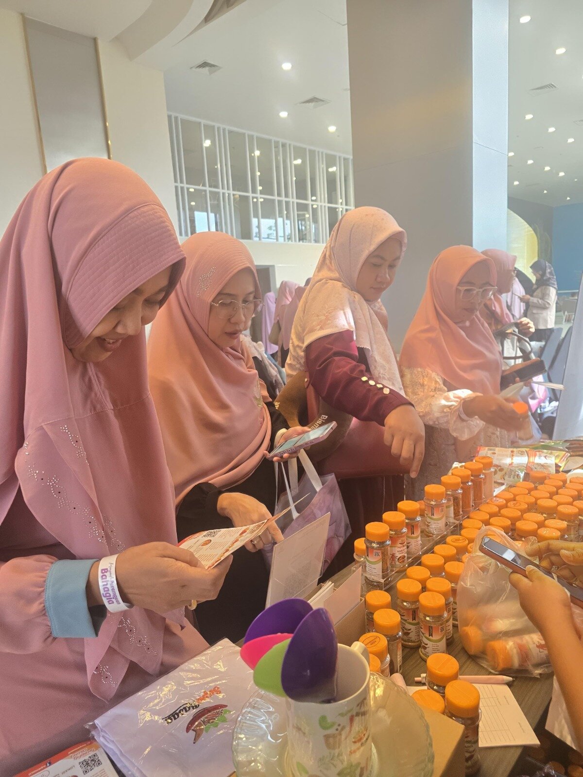 Antusiasme pengunjung di booth pameran
