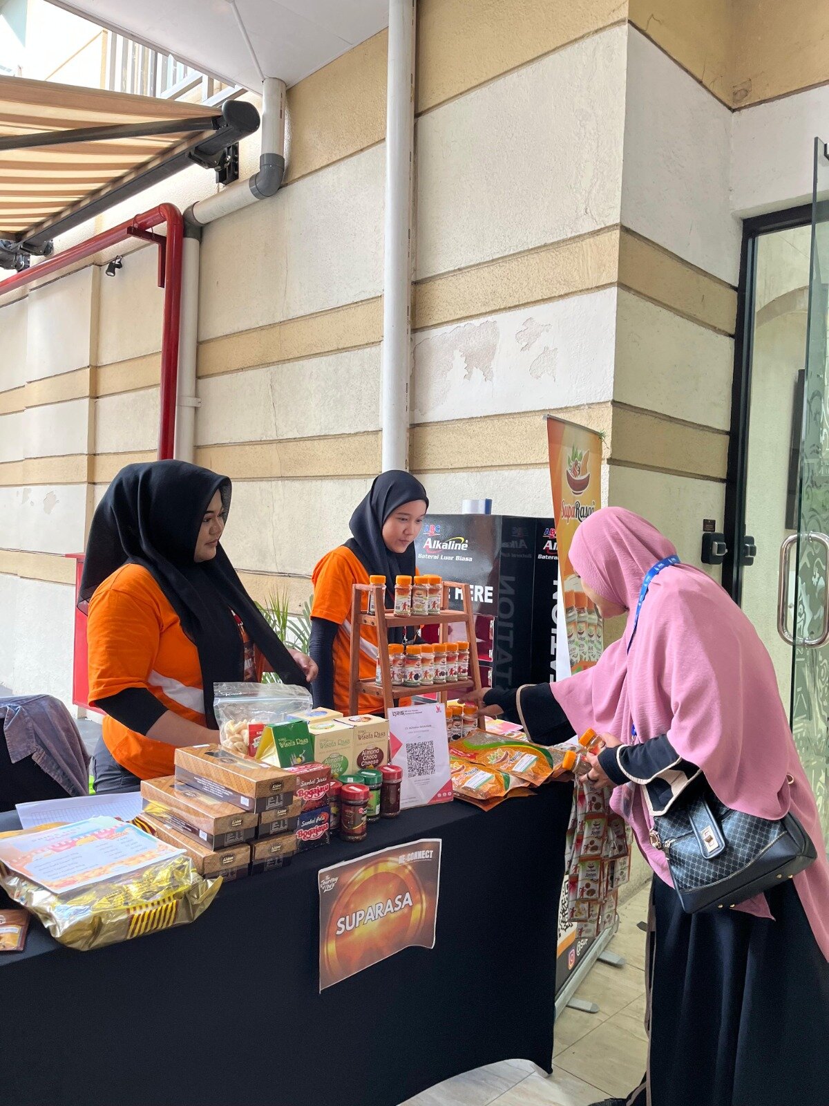 Interaksi dengan pengunjung booth
