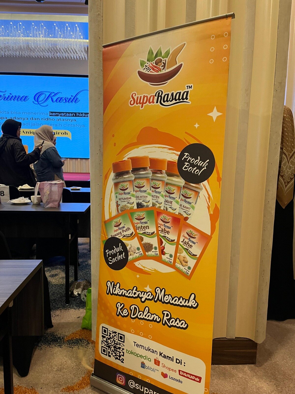 Merchandise SupaRasaa di acara komunitas