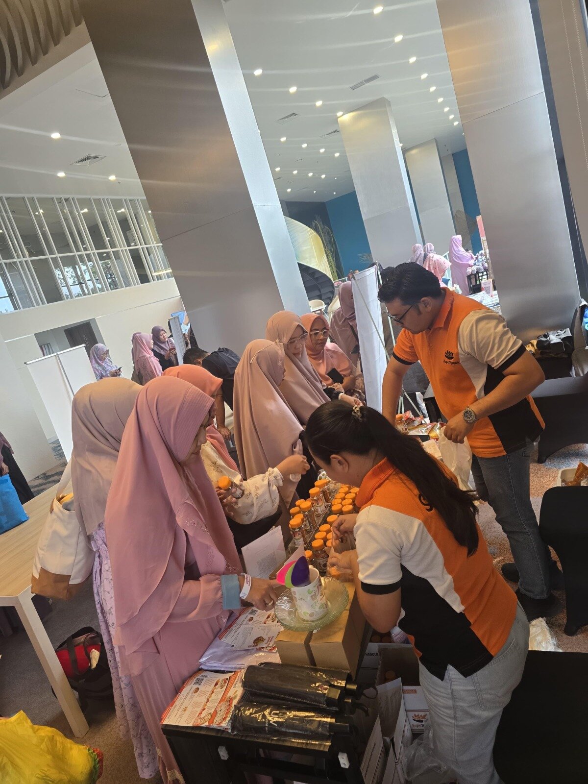 Tim SupaRasaa berinteraksi dengan calon mitra di booth